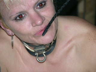 Isabelle soumet Fabienne la chienne